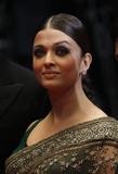 th_68945_aishwaryaraioutragepremiere_tikipetercelebritycity012_123_104lo.jpg