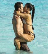 th_856118154_832933541_KimKardashianBikini5_122_127lo.jpg