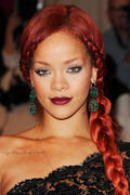 th_888902938_RihannaCostumeInstituteGalaMetBallinNYC_2.5.2011_29_122_170lo.jpg