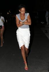 th_429722836_RihannanightoutinSaintTropez21.7.2012_15_122_24lo.jpg