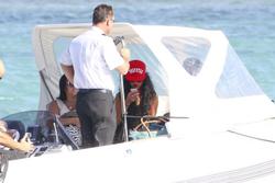 th_245323920_RihannaoutonholidaysinPortoCervo15.7.2012_29_122_254lo.jpg
