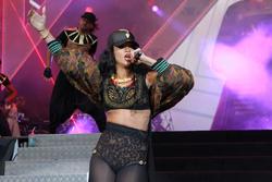 th_005126779_RihannaperformsliveattheBarclaycardWirelessFestivalHydeParkLondon8.7.2012_161_122_361lo.jpg