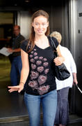 http://img166.imagevenue.com/loc367/th_84052_04616_oliva_wilde_arriving_at_lax_airport_2_122_16_122_367lo.jpg