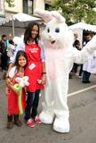 th_01870_ZoeSaldanaLAMissionEasterForTheHomelessinLosAngeles22Apr2011_014_123_471lo.jpg